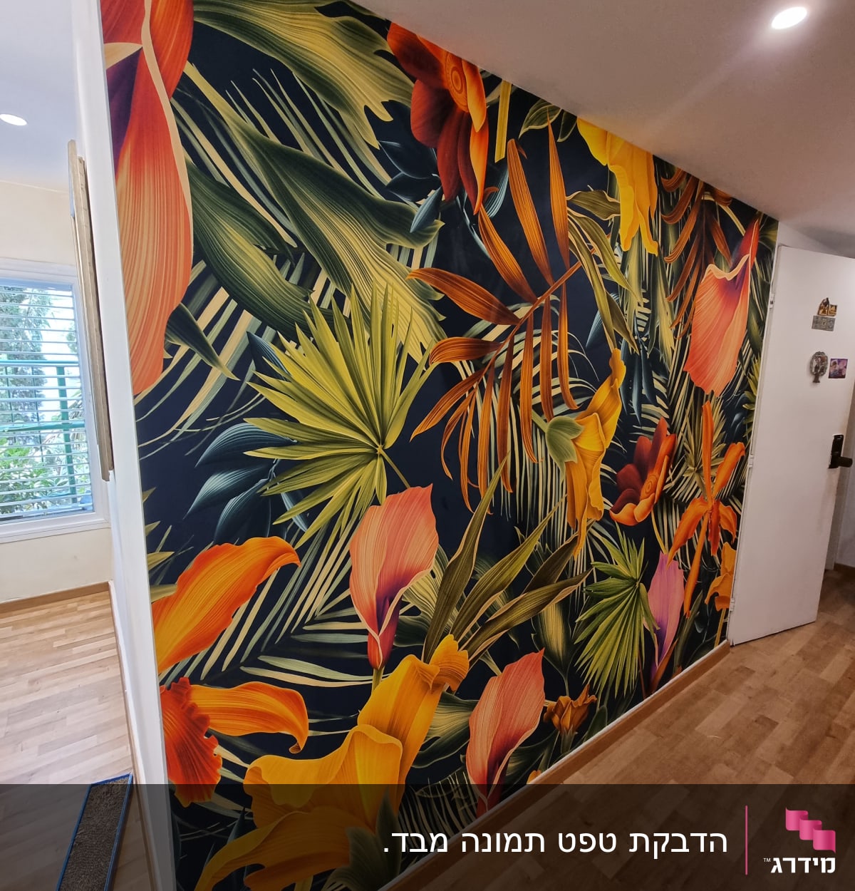 טפט פרחים טרופיים צבעוניים על קיר